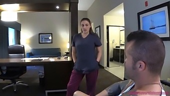 Velká Prsa Milf Dává Kouření A Dostává Obličej V Domácím Videu