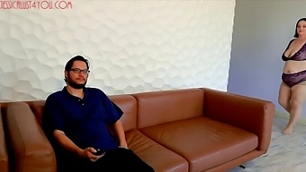 큰 자연 가슴이 강하게 섹스를 하면서 튀어오릅니다