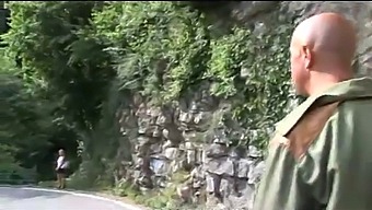 Talianska Pornohviezda Dostáva Svoju Tesnú Zadnicu Vymrdanú