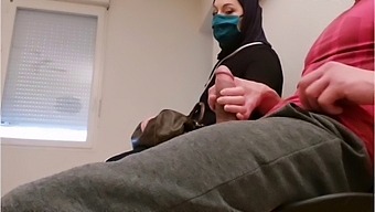 Lekárova Skrytá Kamera Zachytáva Pacienta V Kompromitujúcej Polohe S Francúzskym Robertkom.