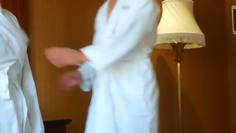 Hete Saunasessie Leidt Tot Intense Seks Met Een Meisje
