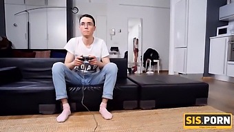 Chudá Dievčina Je Potrestaná Za To, Že Otravovala Svojho Nevlastného Brata Drsným Sexom