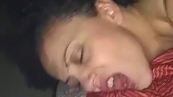 Cinsel Bir Karşılaşmada Dağınık Ve Engelsiz Oral Seks. Samimi Bir Şekilde Sergilendi