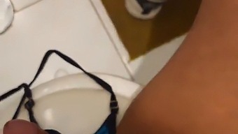 Amatör Tonåring Retar Och Suger På En Dildo Innan Hon Ger Huvudet Till Sin Väns Mamma