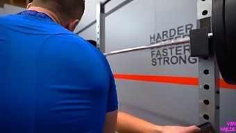 Bonnie Blue Får Et Gym Medlemskab Og En Hed Scene I Hd.